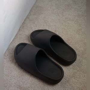 Yeezy Slide Sandals in Black super comfy foam 100% AUTHENTIC GUARANTEED